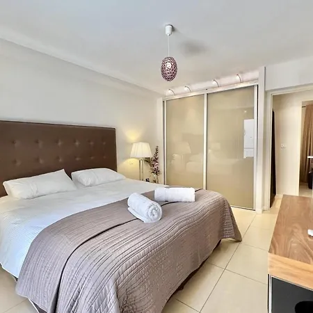 Lejlighed Luxury - Nice 2 Bedroom In Center Of
